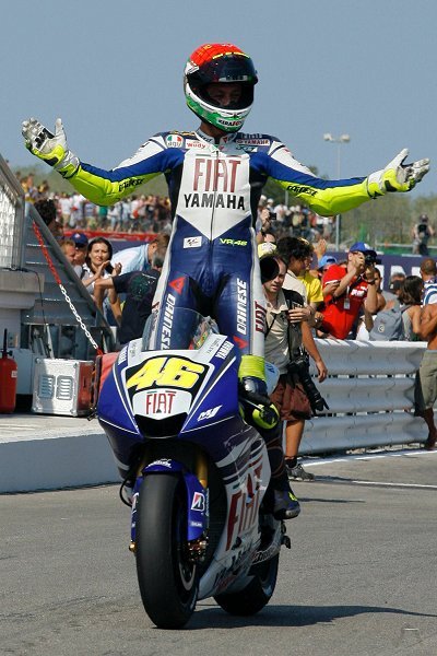 Valentino Rossi probeert het weer op vier wielen